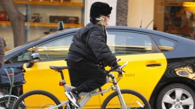 Madonna, pe bicicleta in Barcelona