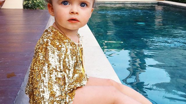 O fetiță de doar 22 de luni semnează o linie vestimentară care îi poartă numele