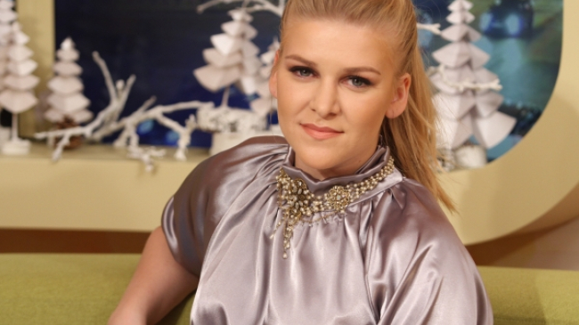 Karizma, în primul videoclip după naștere! Ascultă melodia „Revelion ca-n filme” (Video)