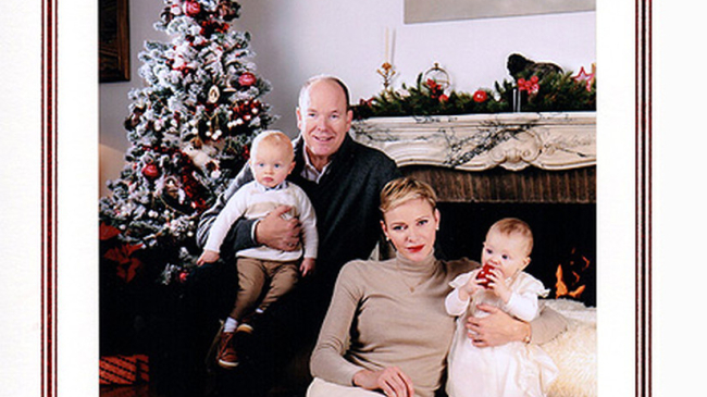 Князь и княгиня Монако с детьми представили свою рождественскую открытку