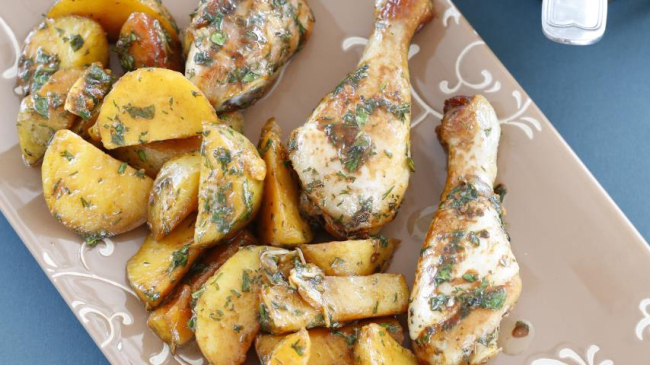 Куриные голени и печеная картошка с зеленой заправкой
