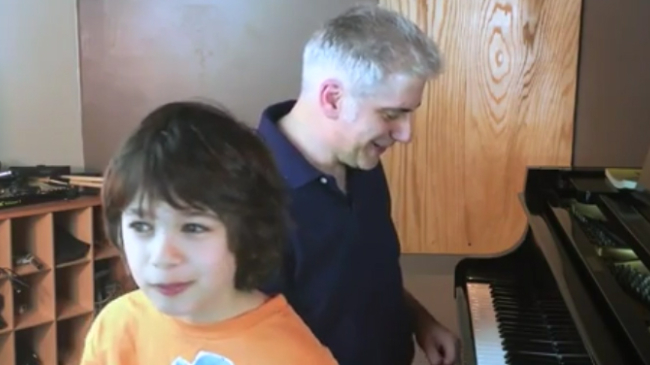 У этого мальчика просто идеальный слух