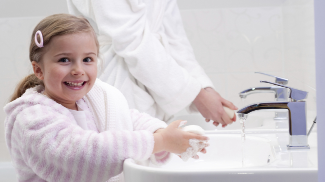 Cum să ne obişnuim copiii să se spele pe mâini