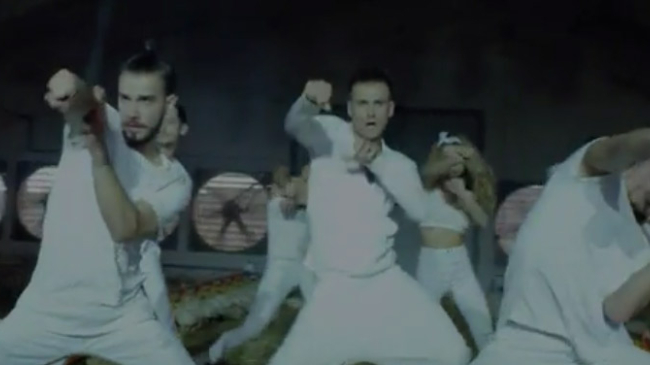 Молдавский певец Ионел Истрати снял клип в курятнике