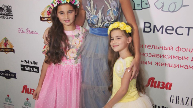 Алсу прививает дочерям вкус с детства