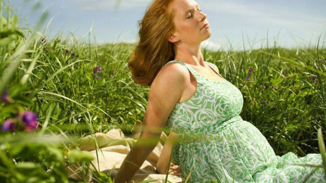 Sarcina în lunile de vară. Ce ne ajută să trecem fără probleme prin acest anotimp?