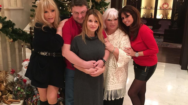 Алла Пугачева шокировала фанатов мини-юбкой