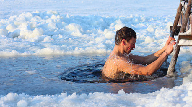 Священник: Окунаться в проруби на Крещение не обязательно для церковной традиции