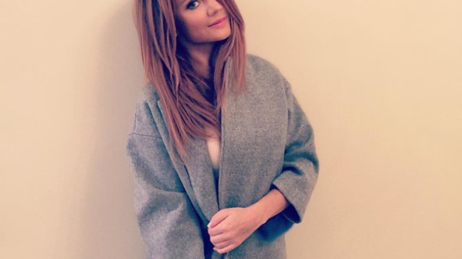 Певица МакSим перестаралась с фотошопом лица на новогоднем фото