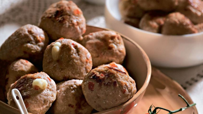 Chifteluţe cu nucă de caju, banane şi curry