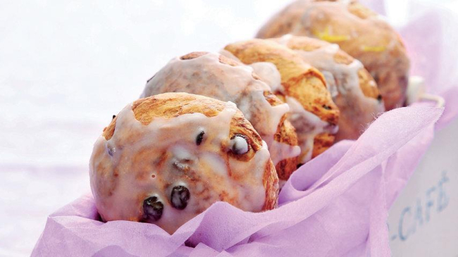 Сдобные булочки с изюмом и шоколадом