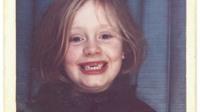 Адель прорекламировала новый сингл с помощью детского фото