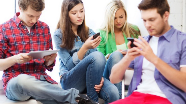 Oamenii de ştiinţă au echivalat dependenţa de reţelele sociale cu alcoolism