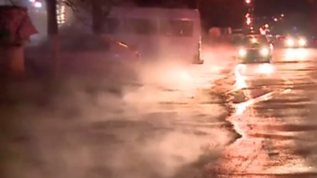 Горячая вода из лопнувшей трубы залила столичный Московский проспект