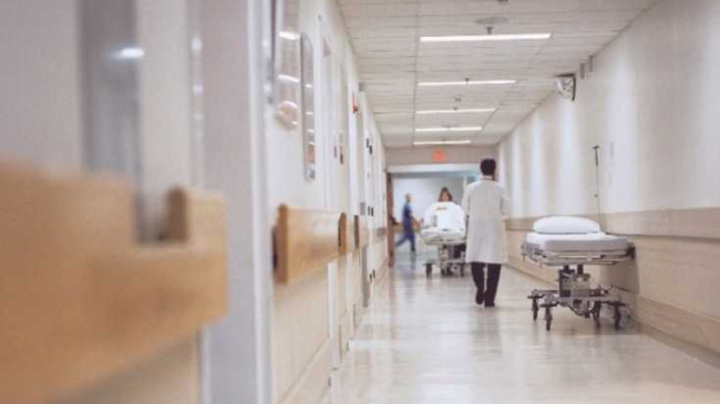 Палаты столичных больниц переполнены, койки могут поставить в коридорах