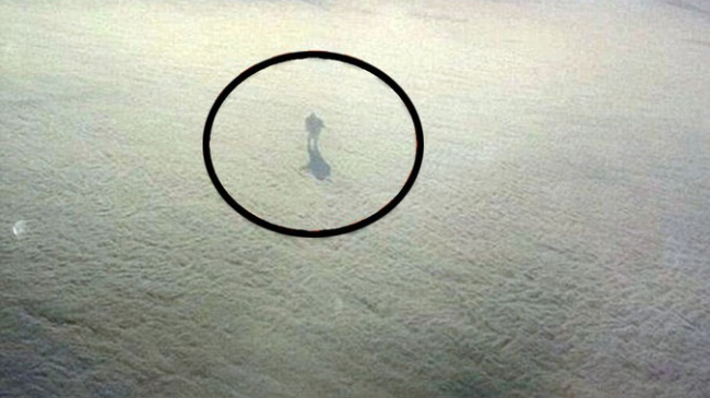 Pasagerii unui avion au fotografiat un om care mergea pe nori