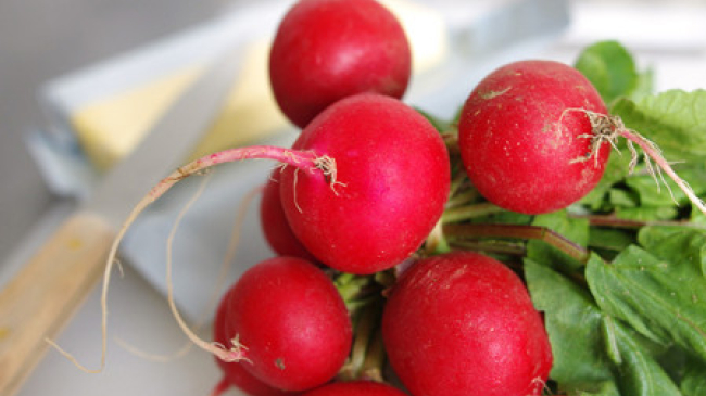 На рынках появились первая свежая зелень, редис и крапива